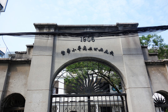 百年老校門樓
