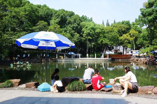 公園里釣魚(yú)