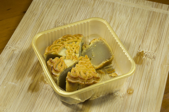 剛切開(kāi)的蛋黃蓮蓉月餅
