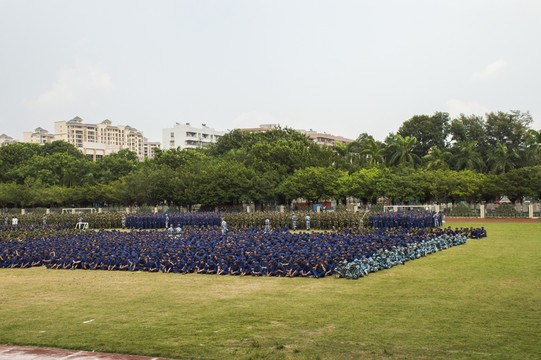 壯觀的大學(xué)軍訓(xùn)閱兵儀式方陣