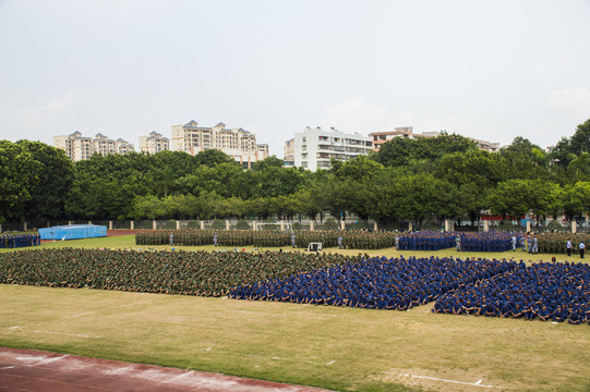 場面壯觀的大學(xué)軍訓(xùn)照片閱兵儀式