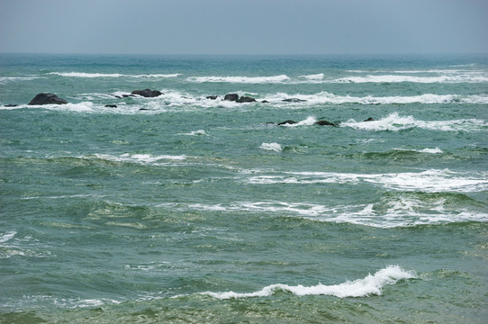 陰天下博鰲的海浪
