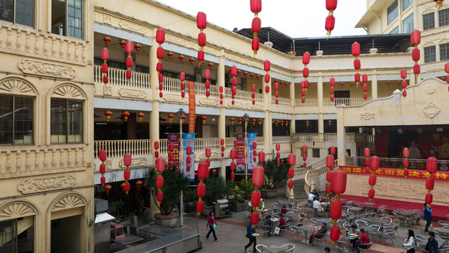 ?？隍T樓美食街內(nèi)景