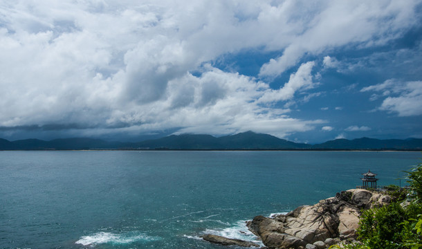 礁石 海島 白云 藍天 大海