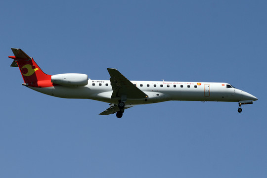 天津航空飛機(jī)降落沈陽(yáng)機(jī)場(chǎng)