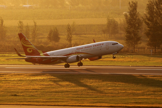 夕陽(yáng)下起飛的海南航空