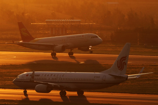 夕陽下起飛的首都航空