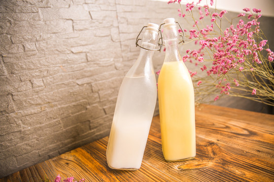 家釀?dòng)衩拙婆c糯米酒