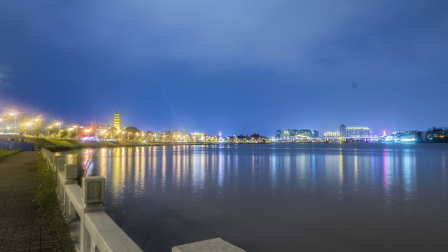 城市江邊燈光夜景