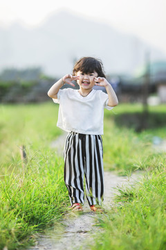田園玩耍的女孩