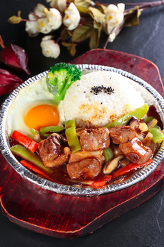 鐵板排骨飯