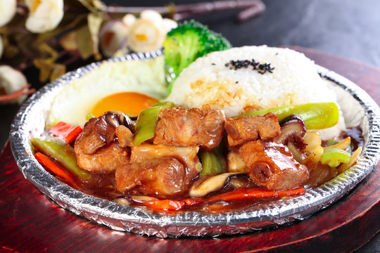 鐵板排骨飯