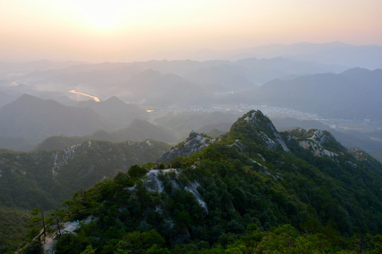 安徽績(jī)溪縣龍須山日出