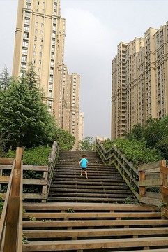 爬樓梯的孩子