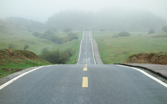 仙女山晨霧中的路