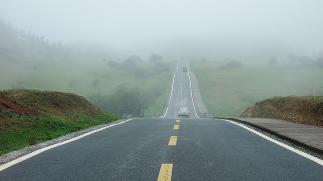 仙女山晨霧中的路