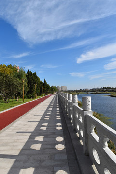 藍(lán)天 石欄桿