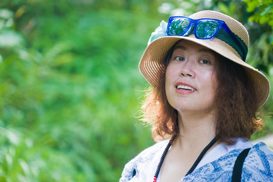 戴帽子的女人