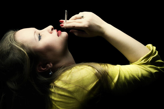年輕漂亮的女人手里拿著一支香煙
