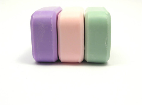 白色背景上的三种彩色肥皂