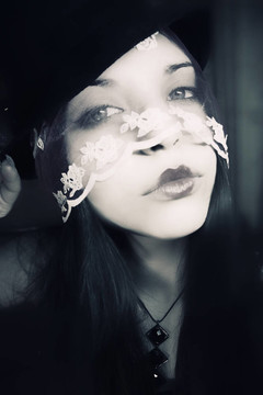 美麗的女人戴著帽子和面紗