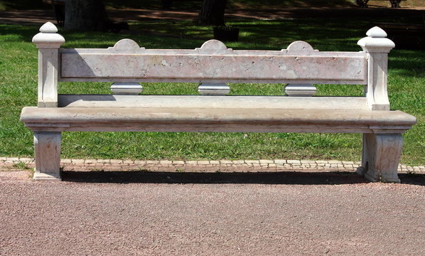 公園里的石頭長椅