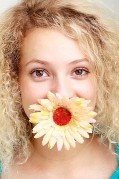 美麗的年輕女人與花