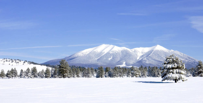 冰雪覆蓋的三藩山峰