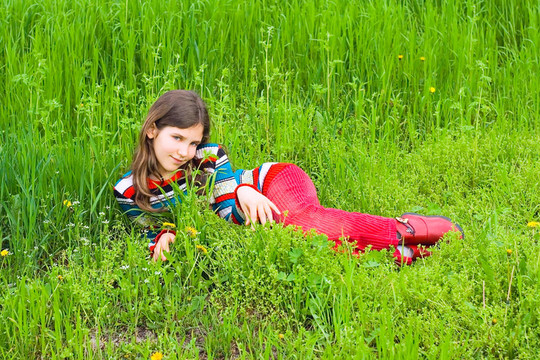 在草地上的少女