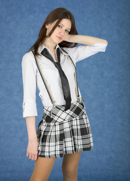 穿藍(lán)色裙子的年輕女子