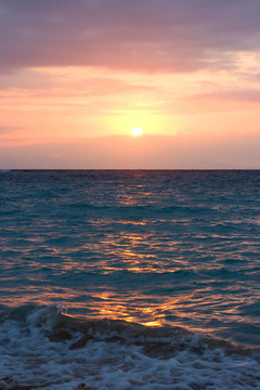 日出時(shí)的海浪