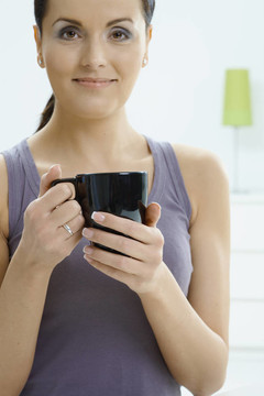 女子拿著咖啡杯