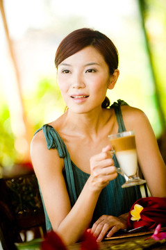女人喝咖啡