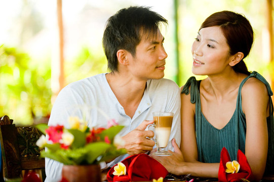 夫妻喝咖啡