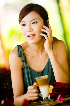 女人喝咖啡