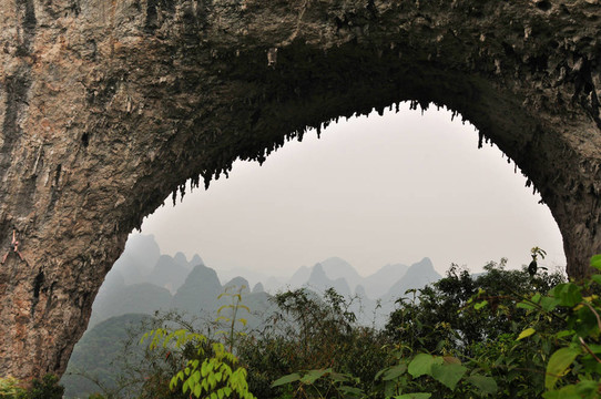在月亮山攀巖；桂林；中國