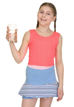 年輕女孩帶著一杯水