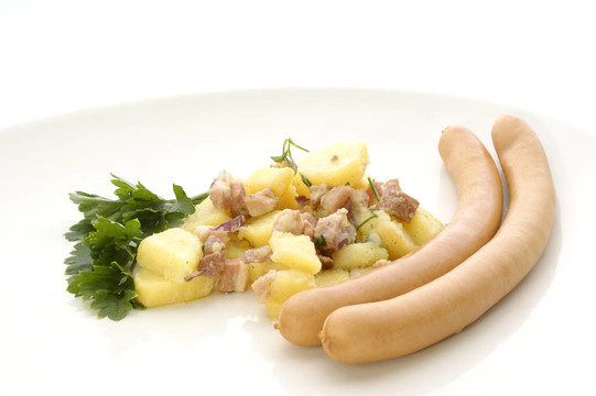 盤(pán)子上的土豆沙拉和香腸