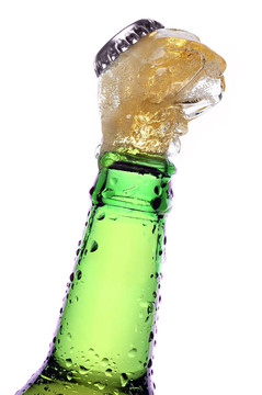 從瓶中倒出白啤酒