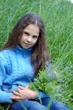 小女孩和野花