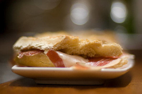 Pintxo或塞拉諾或西班牙伊比利亞TAPA de Jamon火腿