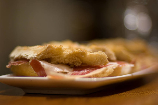 Pintxo或塞拉諾或西班牙伊比利亞TAPA de Jamon火腿