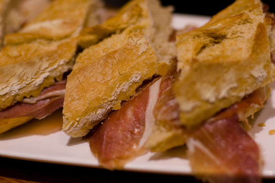 Pintxo或塞拉諾或西班牙伊比利亞TAPA de Jamon火腿