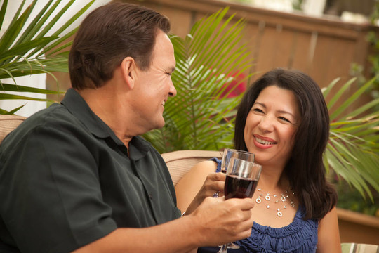 有吸引力的西班牙裔和白人夫婦飲用葡萄酒