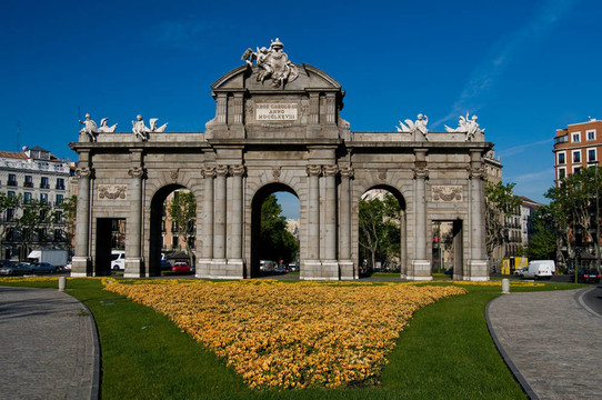 Alcala Door（普爾塔de Alcala）在獨(dú)立廣場(chǎng)。馬德里；西班牙