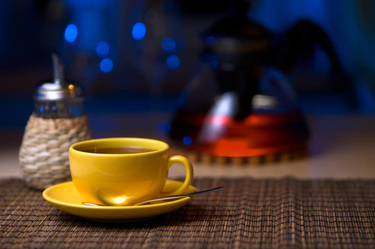 在桌子上的黃色杯子里的茶
