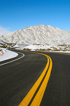 穿越冬季山脈的道路