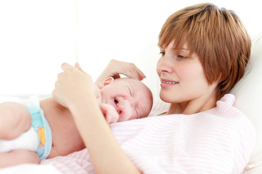 母親照顧她的新生嬰兒