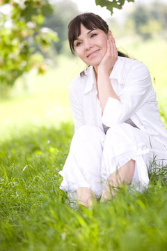 女人在草地上