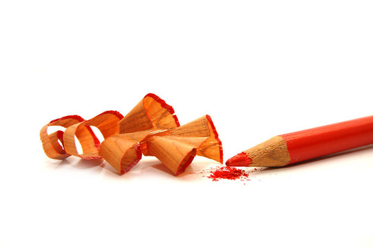 紅色的鉛筆和削筆刀和剃須